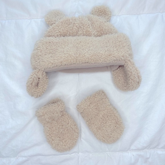 Hat & Mittens Set - Picture 2 of 3